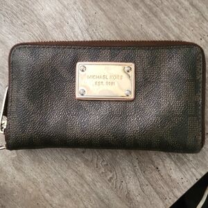 Michael kors monogram wallet